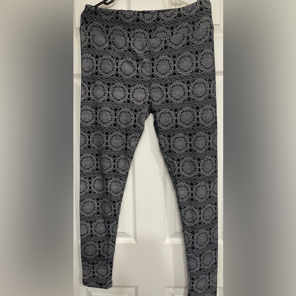 Lularoe Stylish Black and White Leggings with Striking Pattern